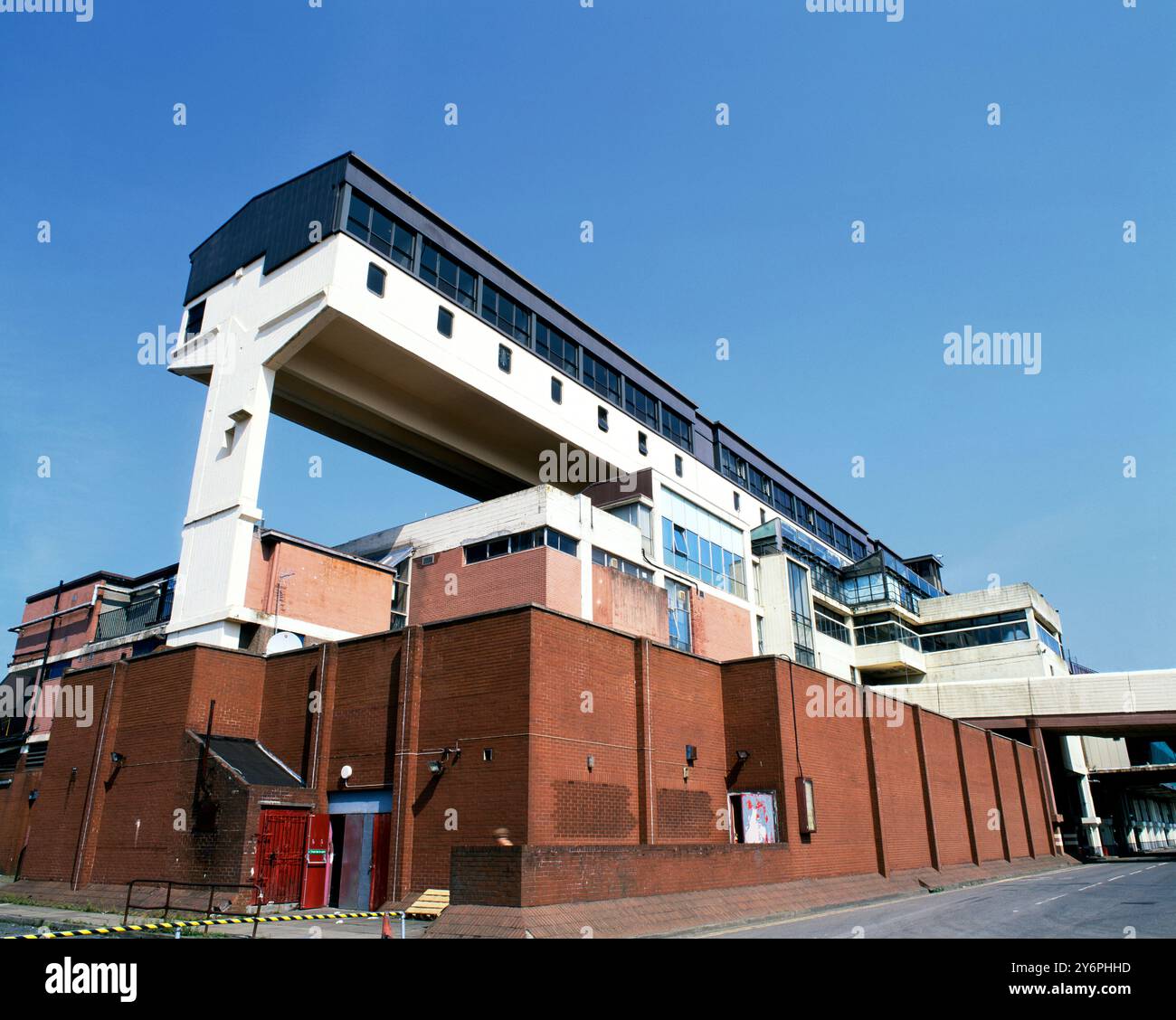 Partie du centre-ville original de Cumbernauld New Town, en Écosse, mettant en évidence ce qui a été initialement conçu pour être des penthouses sur pilotis. Banque D'Images