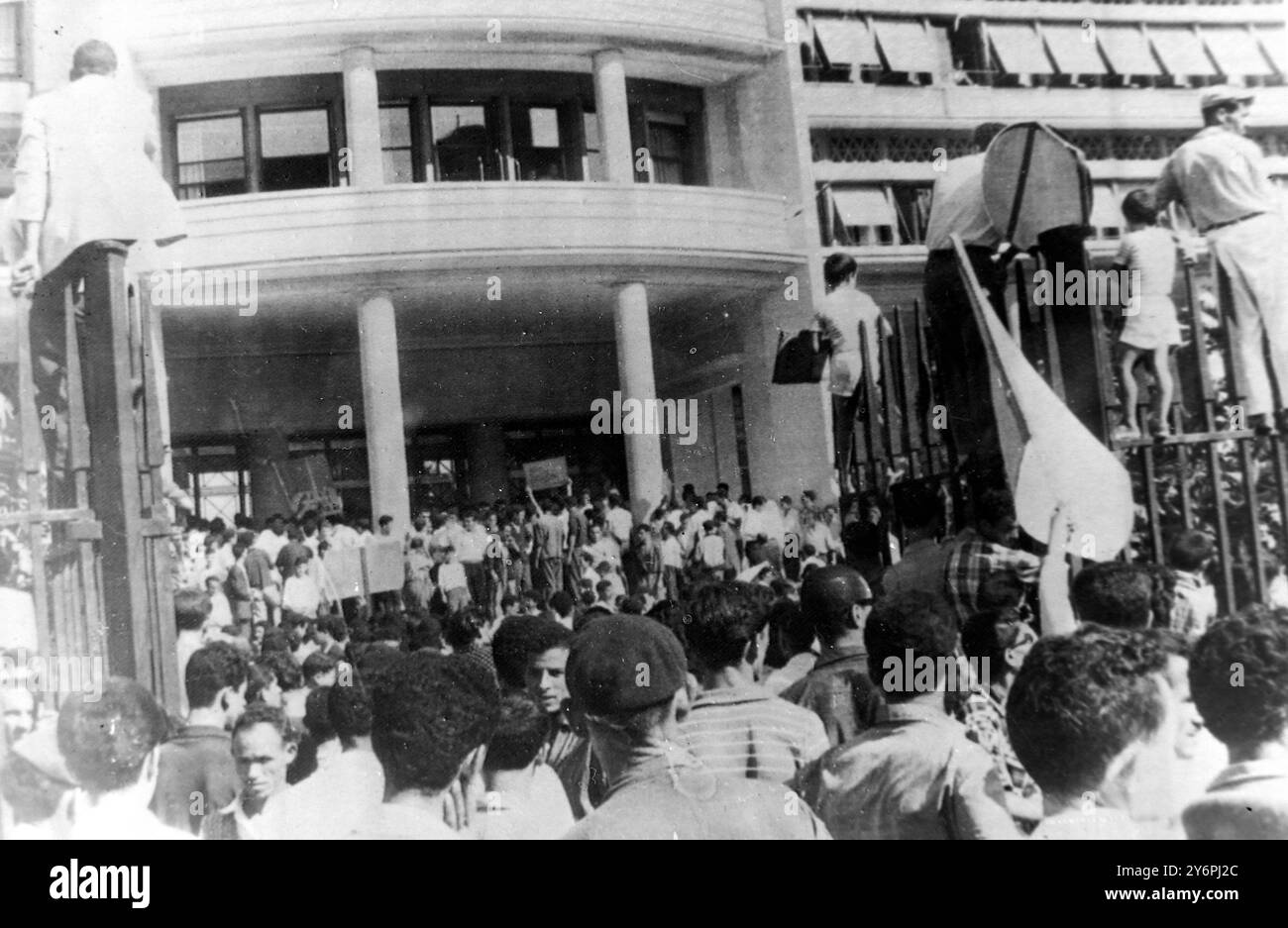 MANIFESTATIONS ALGÉRIENNES DEVANT LE BÂTIMENT DU GOUVERNEMENT À ALGER ; 24 AOÛT 1962 Banque D'Images