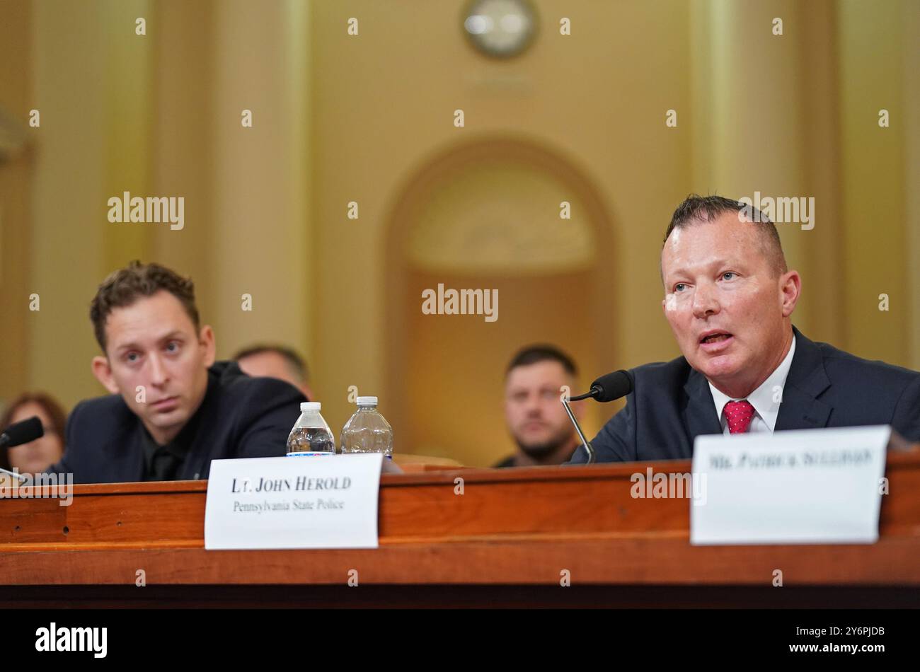 Washington, États-Unis. 26 septembre 2024. Le lieutenant John Herold, de la police d'État de Pennsylvanie, témoigne alors que le patrouilleur Drew Blasko (l), du département de police du canton de Butler, écoute lors de la première audience de la Task Force sur la tentative d'assassinat de Donald Trump, au Capitole des États-Unis à Washington DC le jeudi 26 septembre 2024. Le groupe de travail bipartite de la Chambre des représentants se réunit pour examiner la tentative d’assassinat du 13 juillet contre l’ancien président Trump à Butler, en Pennsylvanie. Photo de Bonnie Cash/UPI crédit : UPI/Alamy Live News Banque D'Images