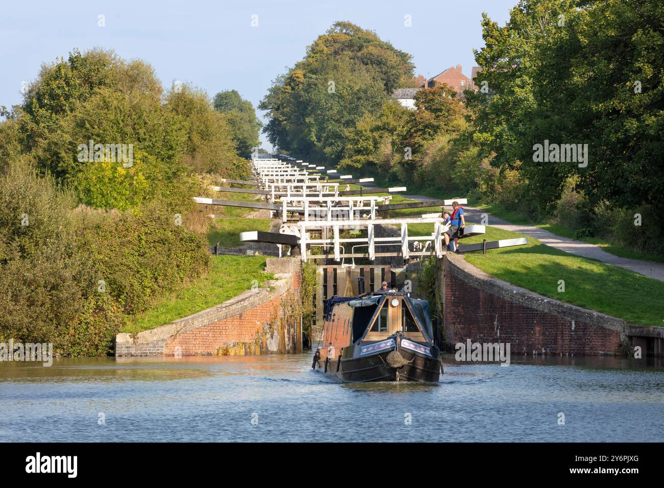 Bateaux étroits passant par les écluses de Caen Hill sur le canal Kennet and Avon, Devizes, Wiltshire, Angleterre, Royaume-Uni, Europe Banque D'Images