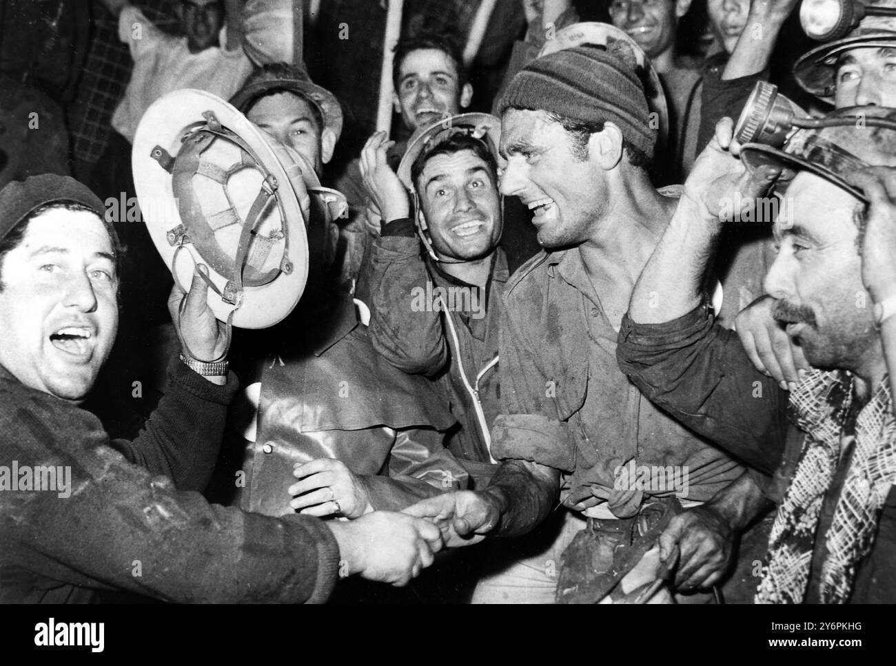 14 AOÛT 1962 LES OUVRIERS FRANÇAIS ET ITALIENS CÉLÈBRENT LA DERNIÈRE EXPLOSION POUR REJOINDRE LE TUNNEL DU MONT BLANC QUI A MIS TROIS ANS ET DEMI À PARCOURIR 11 MILLES SOUS LA PLUS HAUTE MONTAGNE D'EUROPE. Banque D'Images