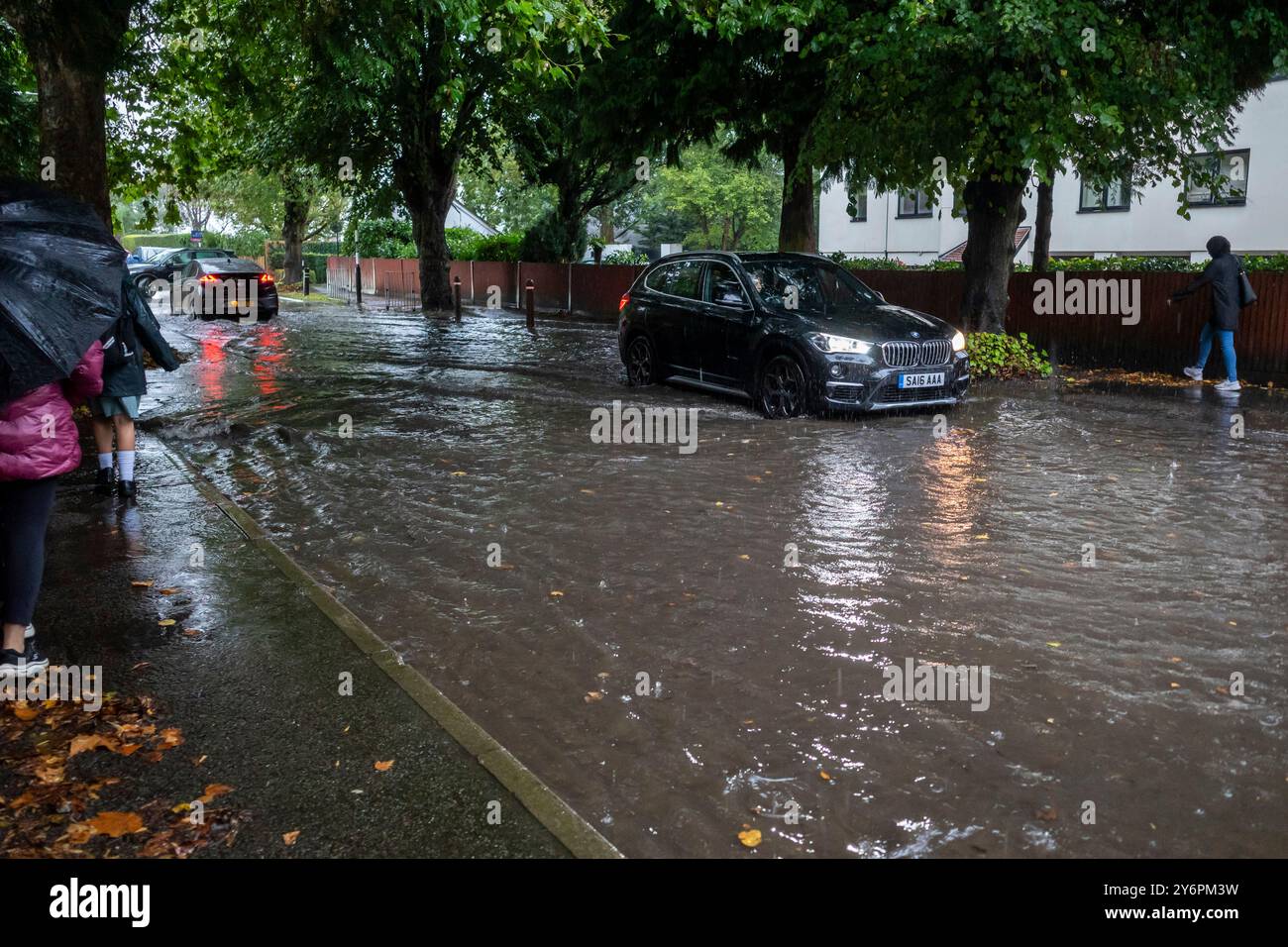 Londres, Royaume-Uni. 26 septembre 2024. Météo britannique – la circulation tente de passer alors qu'une route est inondée lors d'une forte averse à Northwood, au nord-ouest de Londres. Le met Office a émis un avertissement jaune pour les fortes pluies qui provoqueront des inondations et des perturbations pour le reste de la journée et la nuit. Credit : Stephen Chung / Alamy Live News Banque D'Images