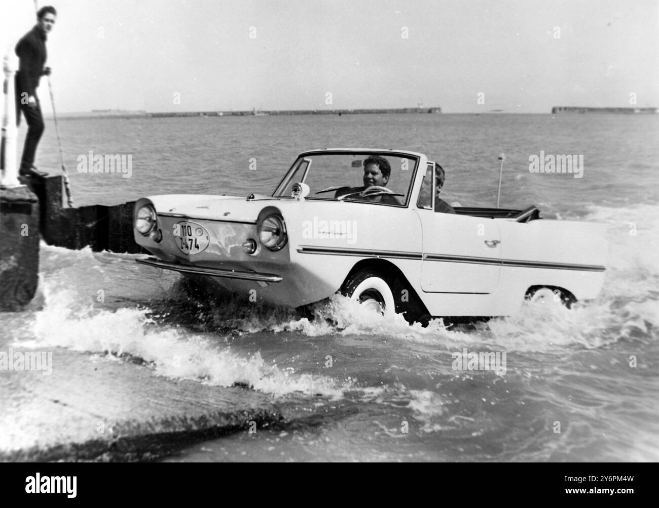 TONY ANDAL ET JEAN BRUEL DANS UN CHAT SPÉCIAL CONVERTI TRAVERSANT LE CANAL À DOUVRES ; 10 AOÛT 1962 Banque D'Images