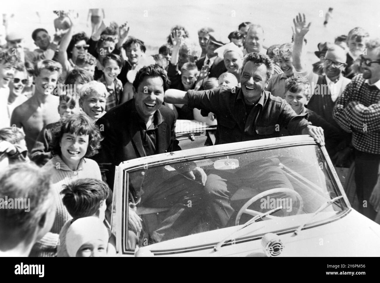 TONY ANDAL ET JEAN BRUEL DANS UN CHAT SPÉCIAL CONVERTI TRAVERSANT LE CANAL À DOUVRES ; 10 AOÛT 1962 Banque D'Images