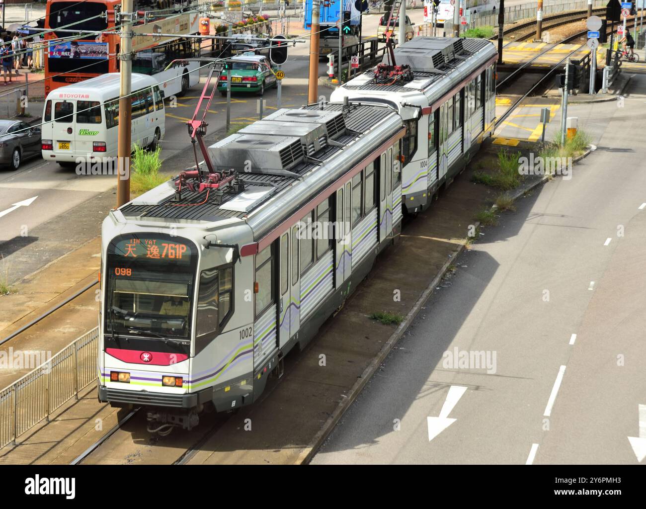 Tramway léger articulé à deux sections circulant à Yuen long, Hong Kong Banque D'Images Tramway léger articulé à deux sections circulant à Yuen long, Hong Kong Banque D'Images