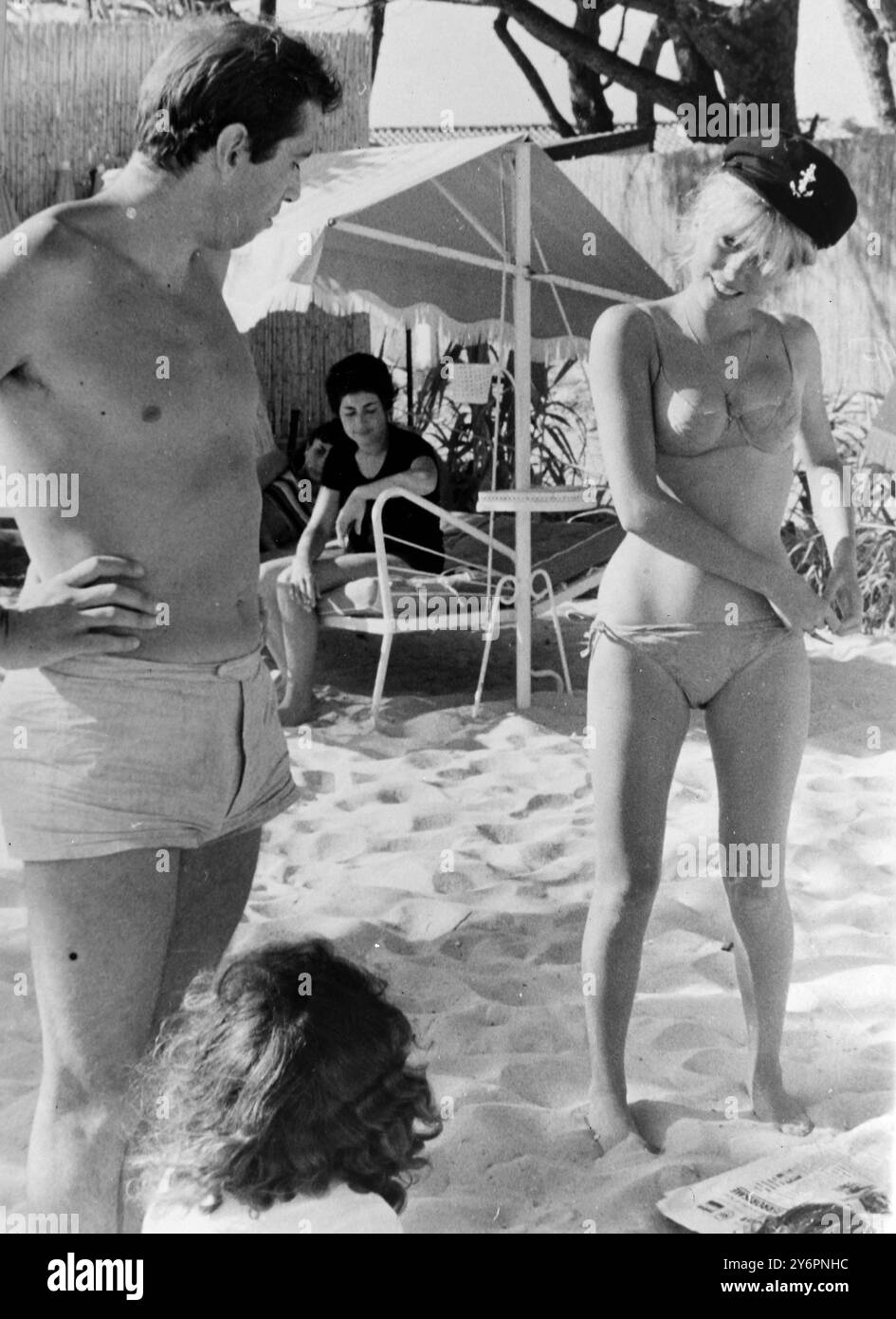 ROGER VADIM AVEC CATHERINE DENEUVE DANS ST TROPEZ / ; 31 JUILLET 1962 Banque D'Images