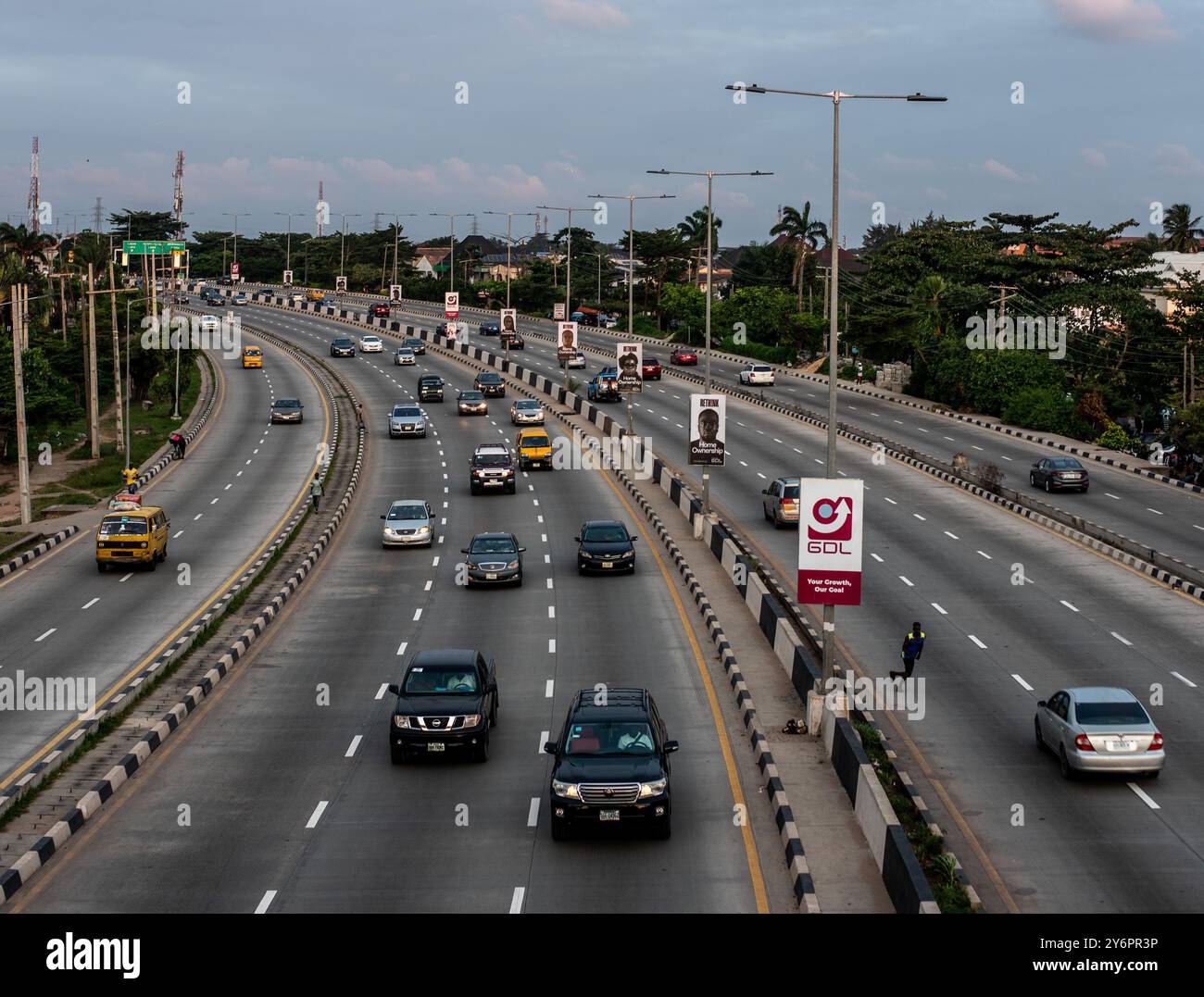 Circulation légère le long d'une autoroute au coucher du soleil dans la région de Gbagada à Lagos, Nigeria le 1er septembre 2024 Banque D'Images