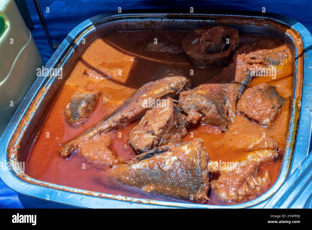 Poisson croaker grillé mélangé avec ragoût pour les invités à une fête d'anniversaire à Lagos Banque D'Images