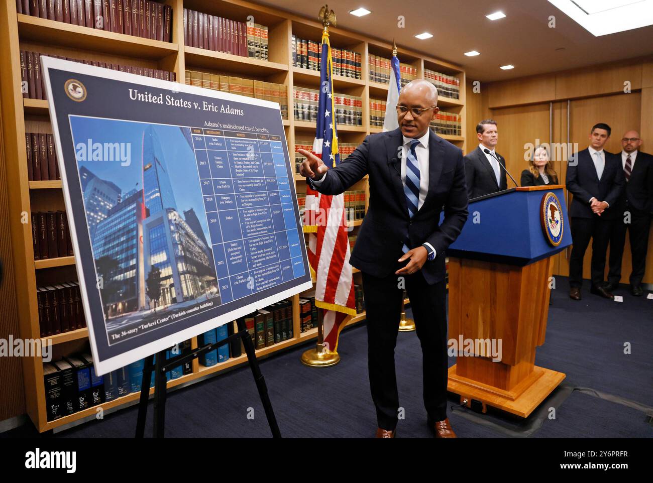 New York, États-Unis. 26 septembre 2024. Damian Williams, l'avocat américain du district sud de New York, décrit les accusations portées contre le maire de New York Eric Adams lors d'une conférence de presse à New York le jeudi 26 septembre 2024. Adams a été inculpé de cinq chefs d'accusation fédéraux de corruption, de fraude et de sollicitation de dons illégaux à la campagne étrangère. Photo de John Angelillo/UPI crédit : UPI/Alamy Live News Banque D'Images
