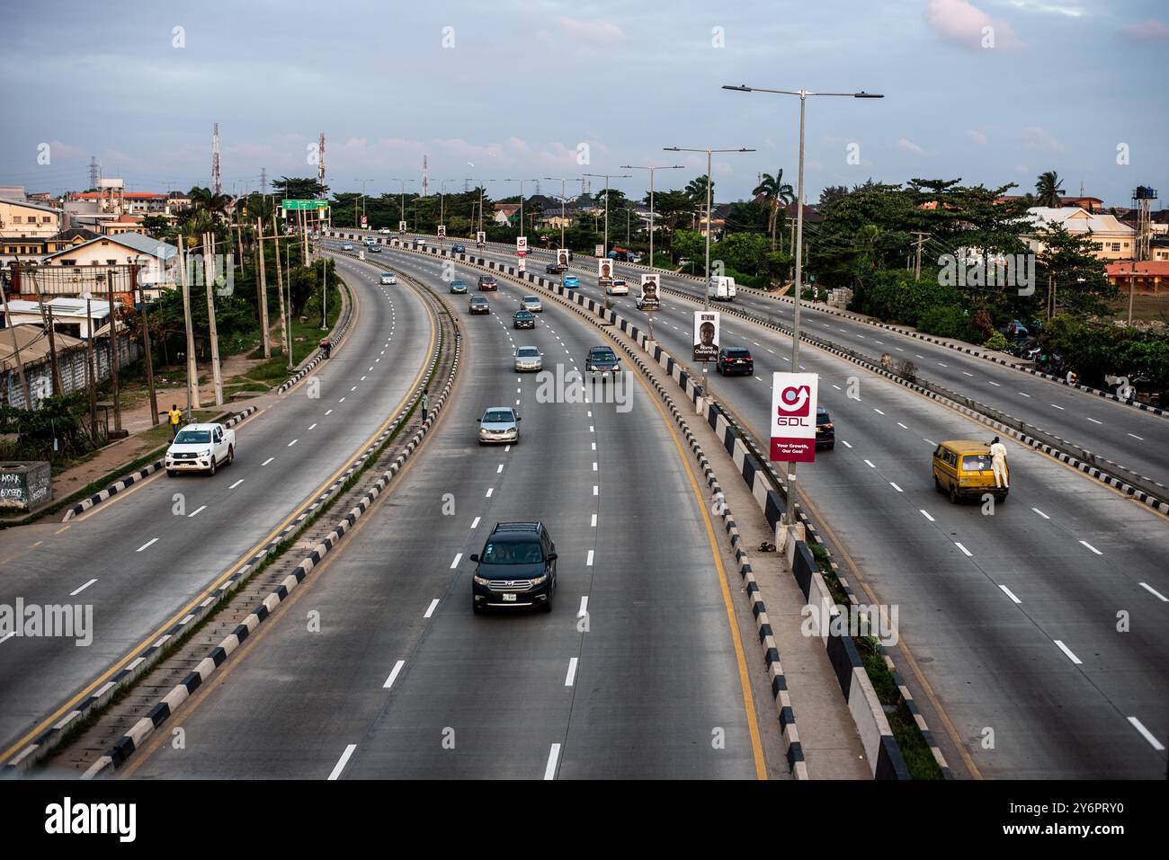 Circulation légère le long d'une autoroute au coucher du soleil dans la région de Gbagada à Lagos, Nigeria le 1er septembre 2024 Banque D'Images