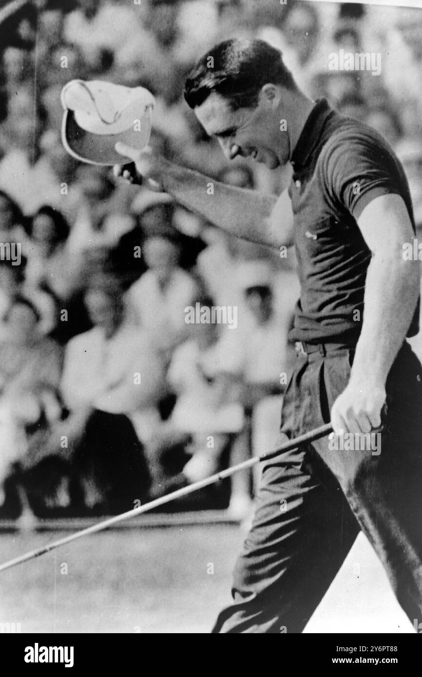 LE JOUEUR DE GOLF GARY EMPORTE CAP À LA GALERIE AU 18E TROU ; 23 JUILLET 1962 Banque D'Images