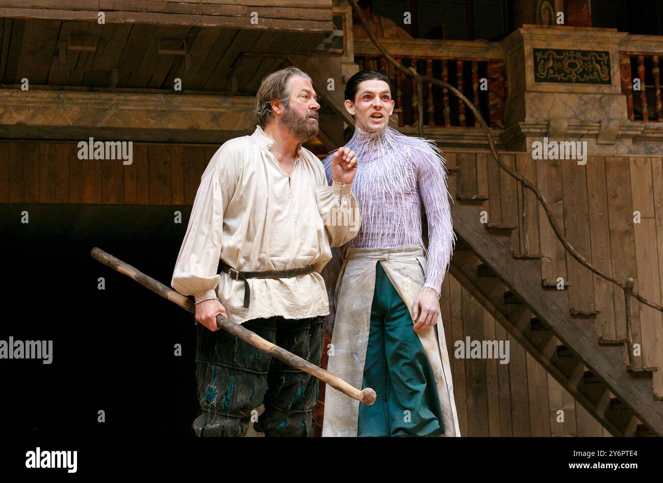 de gauche à droite : Roger Allam (Prospero), Colin Morgan (Ariel) dans LA TEMPÊTE de Shakespeare au Shakespeare's Globe, Londres SE1 02/05/2013 musique : Stephen Warbeck design : Max Jones réalisateur : Jeremy Herrin Banque D'Images