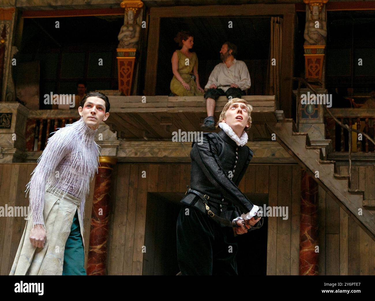 de gauche à droite : Colin Morgan (Ariel), Joshua James (Ferdinand) avec Roger Allam (Prospero), Jessie Buckley (Miranda) dans LA TEMPÊTE de Shakespeare au Shakespeare's Globe, Londres SE1 02/05/2013 musique : Stephen Warbeck design : Max Jones réalisateur : Jeremy Herrin Banque D'Images