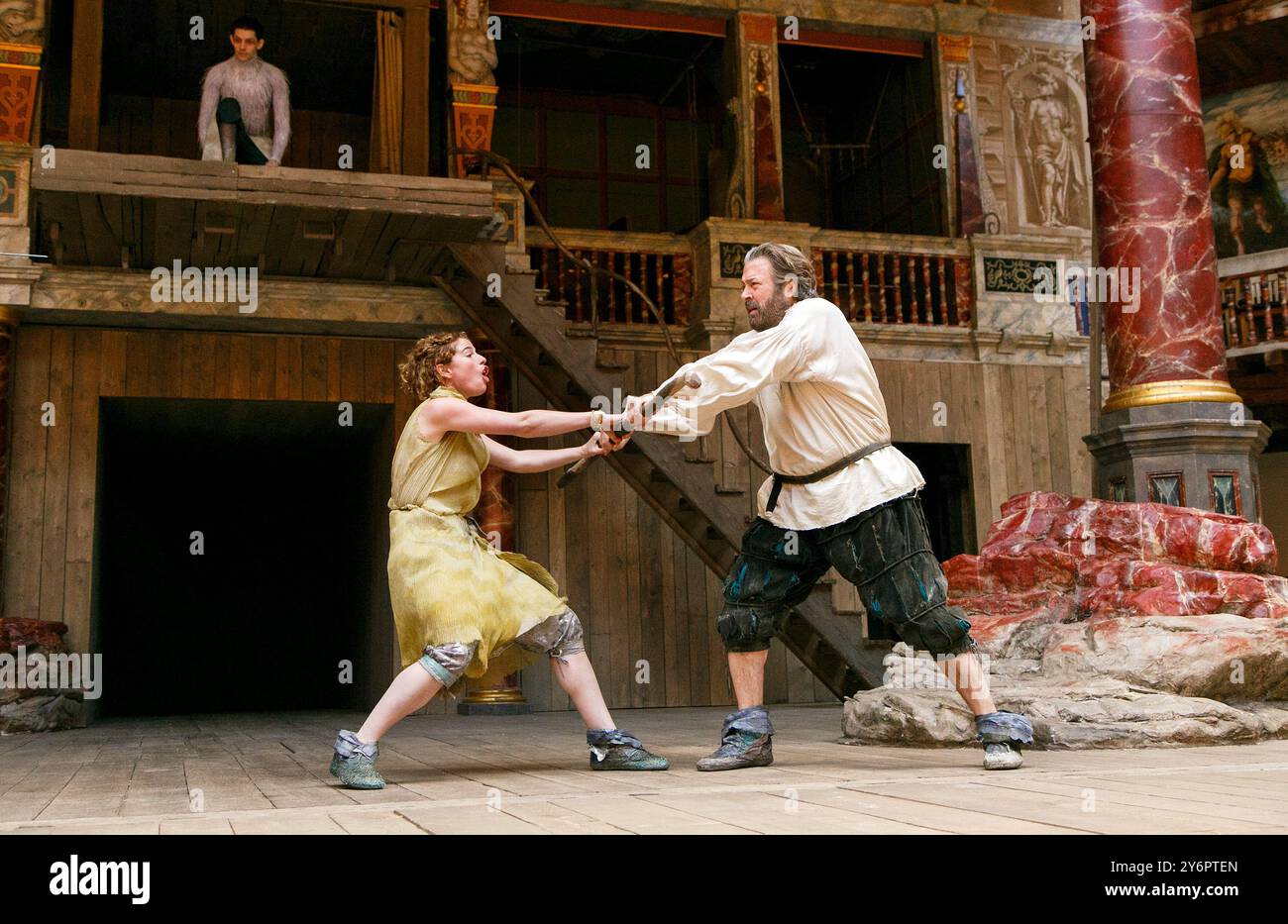 En haut à gauche : Colin Morgan (Ariel) en bas : Jessie Buckley (Miranda), Roger Allam (Prospero) dans LA TEMPÊTE de Shakespeare au Shakespeare's Globe, Londres SE1 02/05/2013 musique : Stephen Warbeck design : Max Jones réalisateur : Jeremy Herrin Banque D'Images