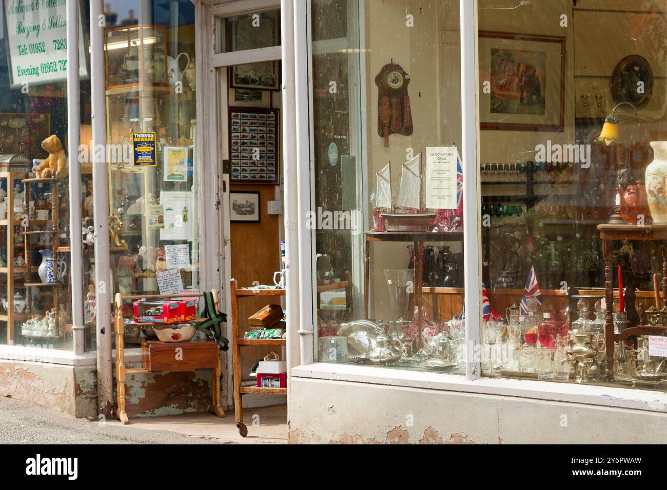 Une vitrine de magasin antique. Divers articles exposés à la vente Banque D'Images