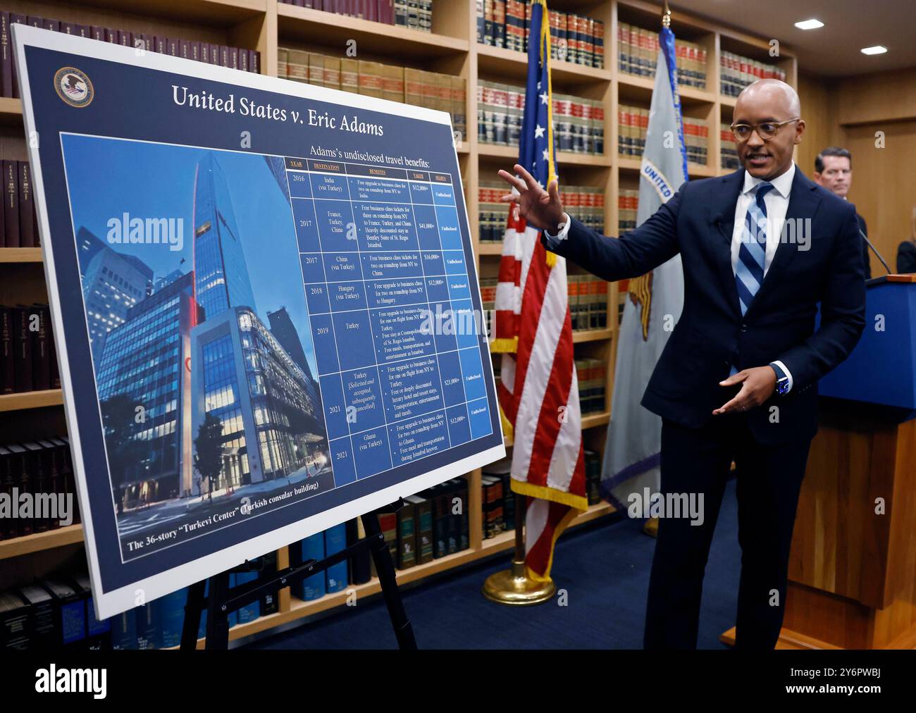 New York, États-Unis. 26 septembre 2024. Damian Williams, l'avocat américain du district sud de New York, décrit les accusations portées contre le maire de New York Eric Adams lors d'une conférence de presse à New York le jeudi 26 septembre 2024. Adams a été inculpé de cinq chefs d'accusation fédéraux de corruption, de fraude et de sollicitation de dons illégaux à la campagne étrangère. Photo de John Angelillo/UPI crédit : UPI/Alamy Live News Banque D'Images