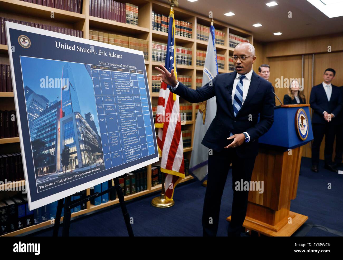 New York, États-Unis. 26 septembre 2024. Damian Williams, l'avocat américain du district sud de New York, décrit les accusations portées contre le maire de New York Eric Adams lors d'une conférence de presse à New York le jeudi 26 septembre 2024. Adams a été inculpé de cinq chefs d'accusation fédéraux de corruption, de fraude et de sollicitation de dons illégaux à la campagne étrangère. Photo de John Angelillo/UPI crédit : UPI/Alamy Live News Banque D'Images