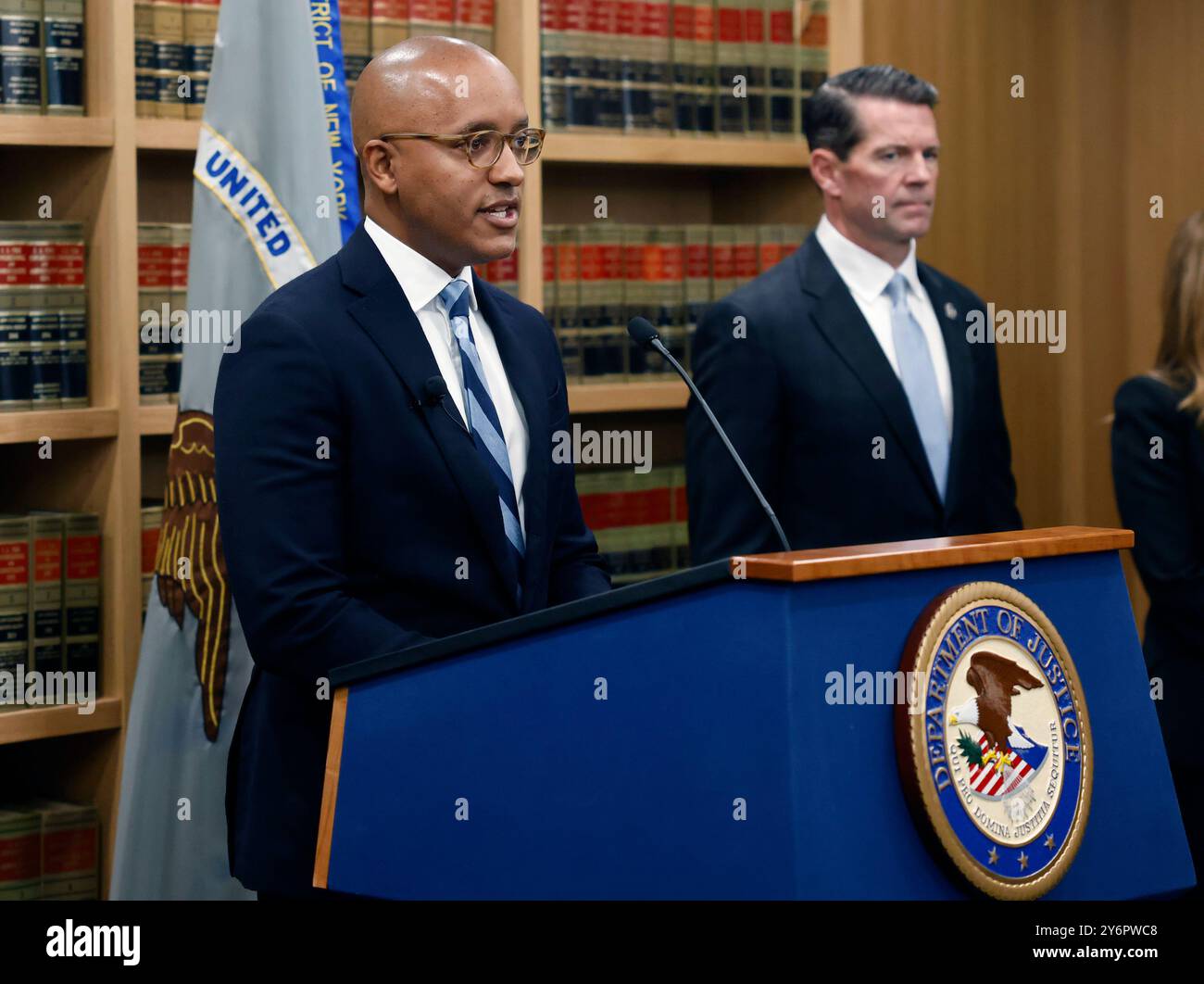 New York, États-Unis. 26 septembre 2024. Damian Williams, l'avocat américain du district sud de New York, décrit les accusations portées contre le maire de New York Eric Adams lors d'une conférence de presse à New York le jeudi 26 septembre 2024. Adams a été inculpé de cinq chefs d'accusation fédéraux de corruption, de fraude et de sollicitation de dons illégaux à la campagne étrangère. Photo de John Angelillo/UPI crédit : UPI/Alamy Live News Banque D'Images