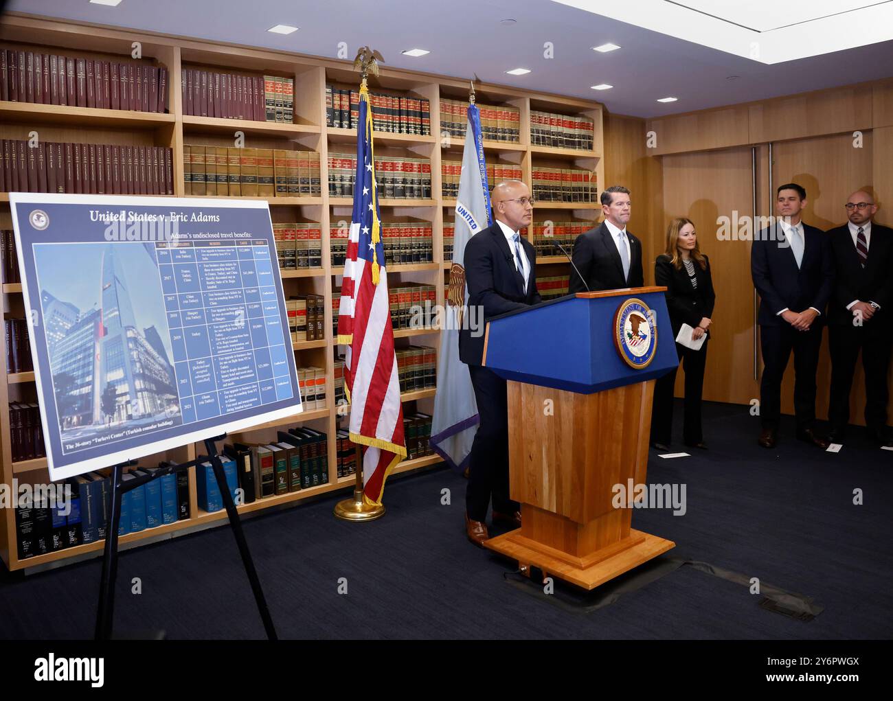 New York, États-Unis. 26 septembre 2024. Damian Williams, l'avocat américain du district sud de New York, décrit les accusations portées contre le maire de New York Eric Adams lors d'une conférence de presse à New York le jeudi 26 septembre 2024. Adams a été inculpé de cinq chefs d'accusation fédéraux de corruption, de fraude et de sollicitation de dons illégaux à la campagne étrangère. Photo de John Angelillo/UPI crédit : UPI/Alamy Live News Banque D'Images