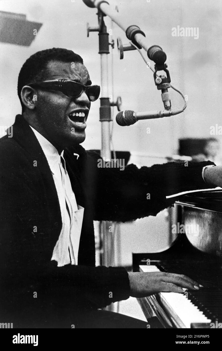 13 JUILLET 1962 RAY CHARLES ENREGISTRE DANS UN STUDIO DE NEW YORK, ÉTATS-UNIS. Banque D'Images