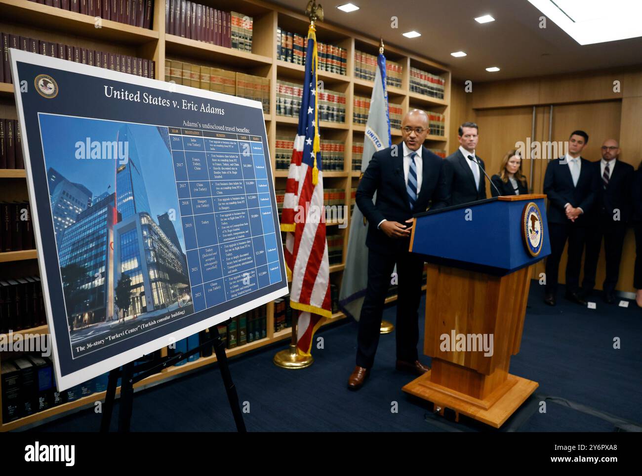 New York, États-Unis. 26 septembre 2024. Damian Williams, l'avocat américain du district sud de New York, décrit les accusations portées contre le maire de New York Eric Adams lors d'une conférence de presse à New York le jeudi 26 septembre 2024. Adams a été inculpé de cinq chefs d'accusation fédéraux de corruption, de fraude et de sollicitation de dons illégaux à la campagne étrangère. Photo de John Angelillo/UPI crédit : UPI/Alamy Live News Banque D'Images