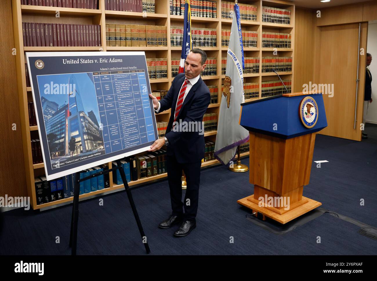 New York, États-Unis. 26 septembre 2024. Un panneau d'affichage énumérant les charges contre le maire de New York Eric Adams est placé sur un chevalet avant une conférence de presse à New York le jeudi 26 septembre 2024. Adams a été inculpé de cinq chefs d'accusation fédéraux de corruption, de fraude et de sollicitation de dons illégaux à la campagne étrangère. Photo de John Angelillo/UPI crédit : UPI/Alamy Live News Banque D'Images