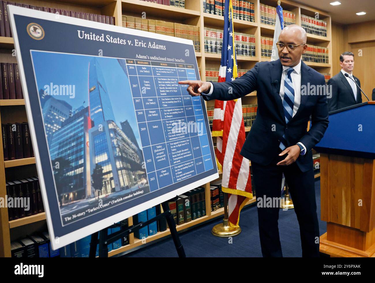 New York, États-Unis. 26 septembre 2024. Damian Williams, l'avocat américain du district sud de New York, décrit les accusations portées contre le maire de New York Eric Adams lors d'une conférence de presse à New York le jeudi 26 septembre 2024. Adams a été inculpé de cinq chefs d'accusation fédéraux de corruption, de fraude et de sollicitation de dons illégaux à la campagne étrangère. Photo de John Angelillo/UPI crédit : UPI/Alamy Live News Banque D'Images