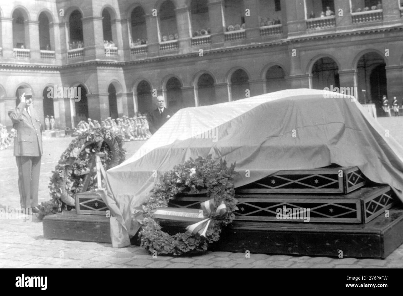 LE PRÉSIDENT FRANÇAIS CHARLES DE GAULLE AU CERCUEIL DU GÉNÉRAL T DE LARMINAT À PARIS / ; 6 JUILLET 1962 Banque D'Images
