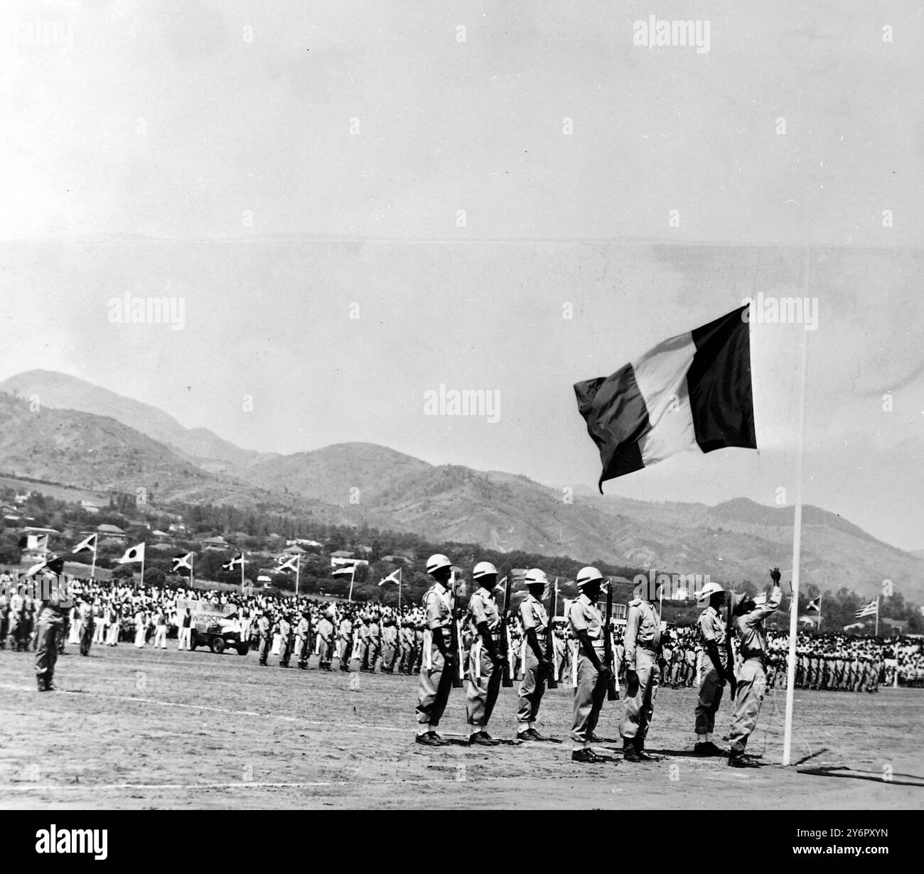 INDÉPENDANCE ABAISSANT LE DRAPEAU BELGE À USUMBURA, CONGO ; 2 JUILLET 1962 Banque D'Images