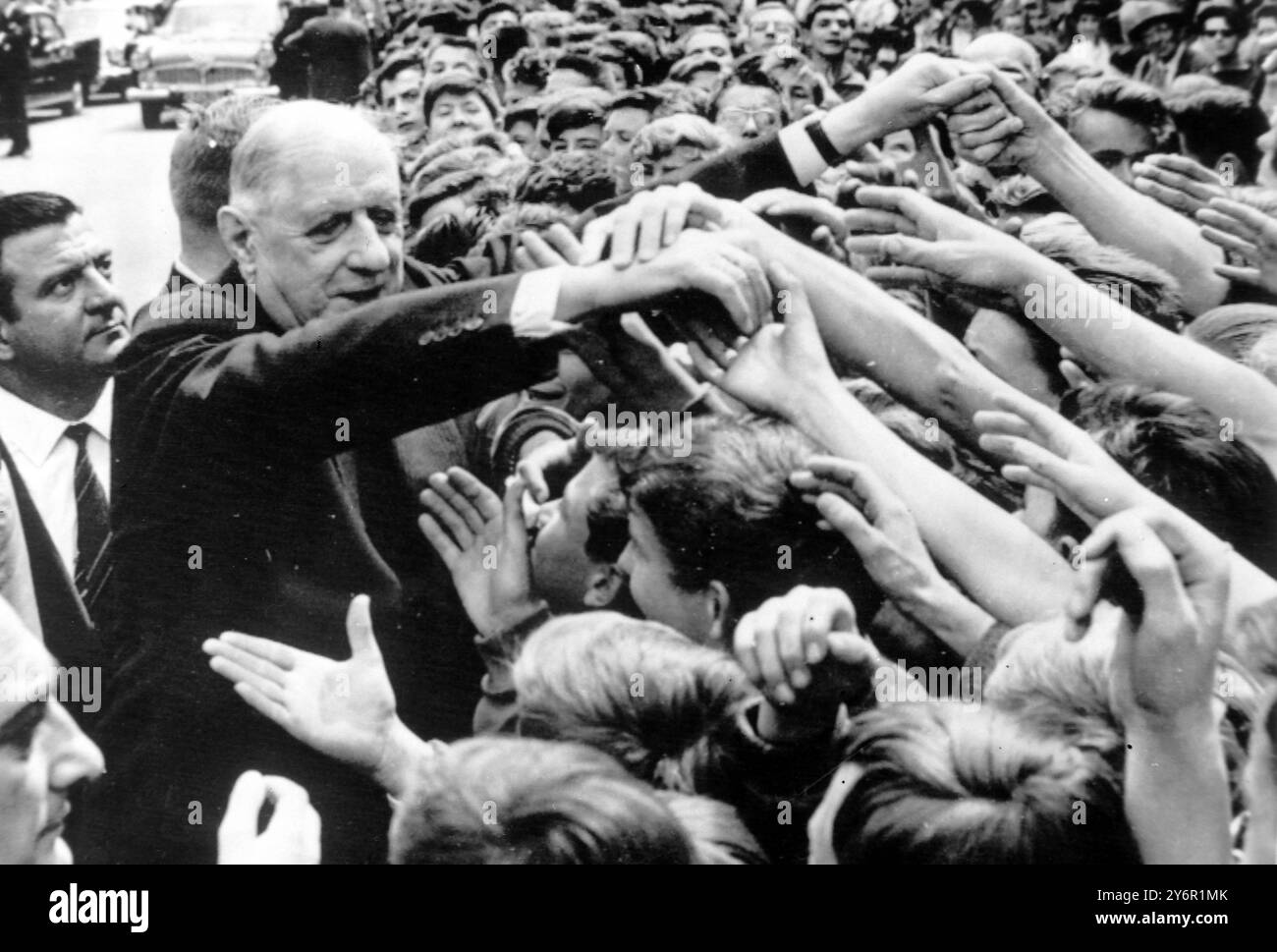 LE PRÉSIDENT FRANÇAIS CHARLES DE GAULLE EN GRIS, FRANCE AVEC ENFANTS / ; 16 JUIN 1962 Banque D'Images