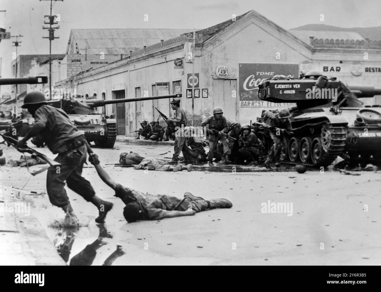 5 JUIN 1962 LES TROUPES GOUVERNEMENTALES SOUS LE FEU DE GROUPES REBEL QUI SONT EN ÉMEUTE DANS UNE PRISE DE CONTRÔLE BID À PUERTO CABELLO, VENEZUELA. Banque D'Images
