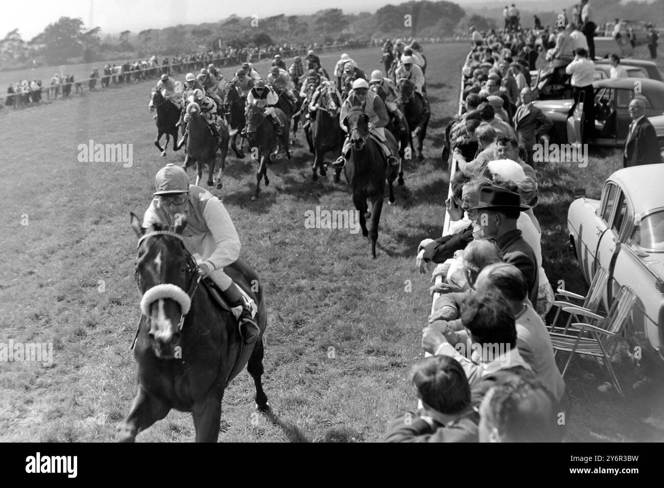 COURSES HIPPIQUES EPSOM DERBY DAY RAMNCERO LEADS ; 6 JUIN 1962 Banque D'Images