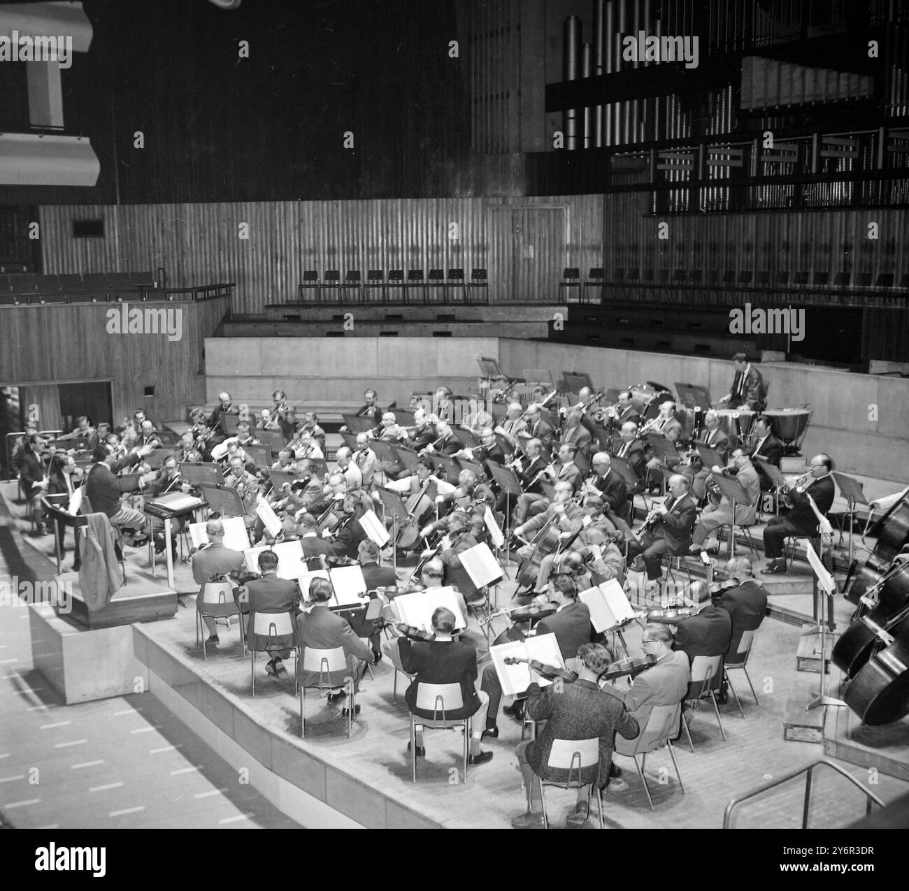 CHEF D'ORCHESTRE WOLFGANG SAWALLISCH AVEC HAMBURGPHILHARMONIC ORCHESTRA AU ROYAL FESTIVAL HALL DE LONDRES ; 4 JUIN 1962 Banque D'Images