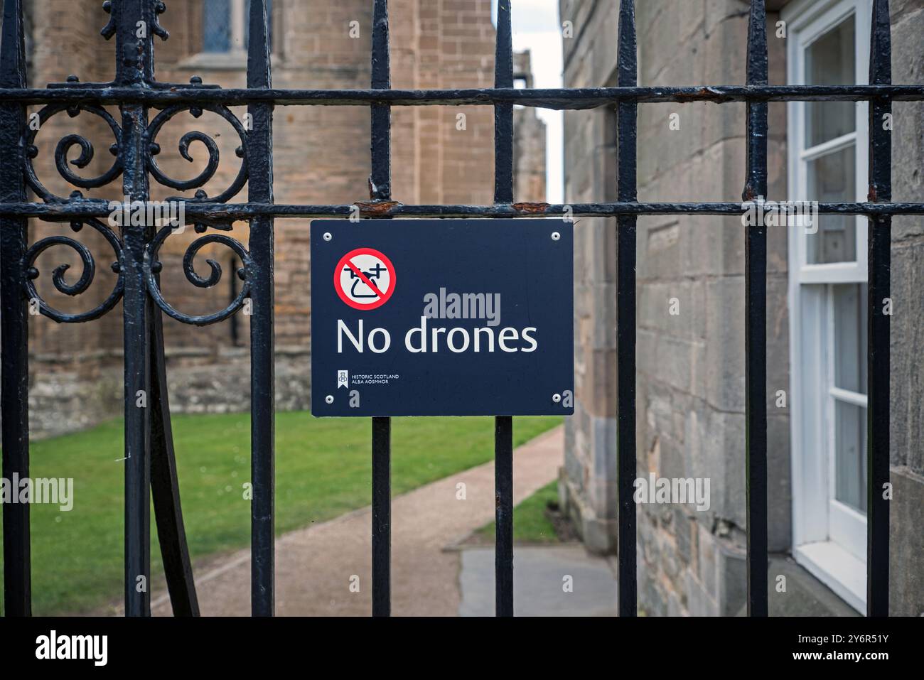 Panneau « pas de drones » sur les balustrades de la cathédrale d'Elgin à Elgin, Moray, Écosse, Royaume-Uni. Banque D'Images