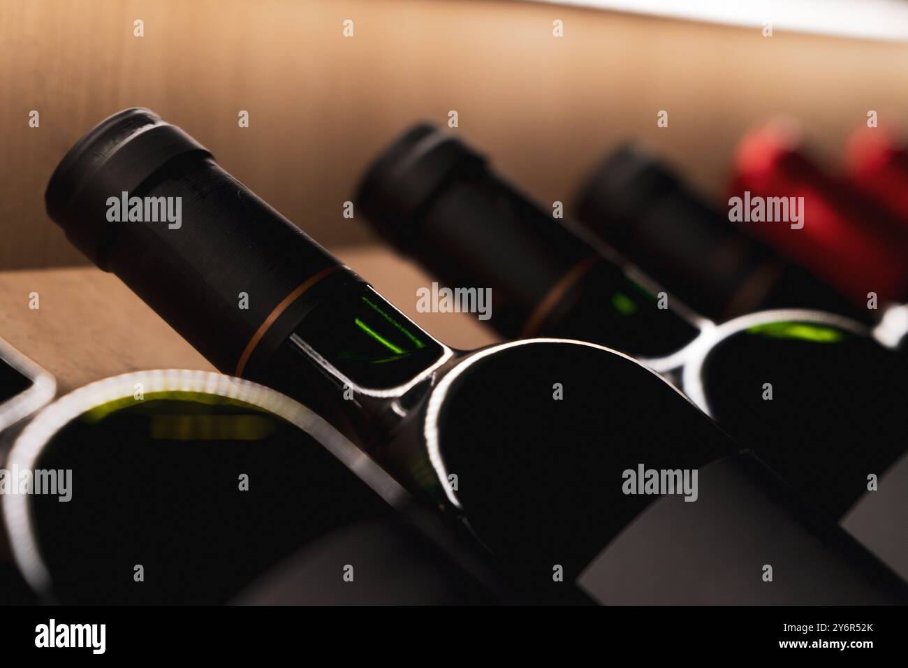 Bouteilles de vin français coûteuses sur l'étagère du magasin pour la campagne de marketing de Noël Banque D'Images