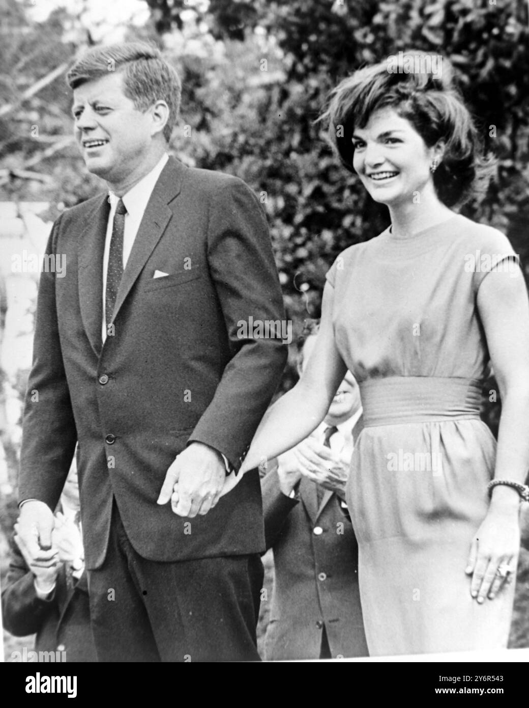 LE PRÉSIDENT AMÉRICAIN JOHN F. KENNEDY AVEC SA FEMME JACQUELINE À LA MAISON BLANCHE / ; 24 MAI 1962 Banque D'Images