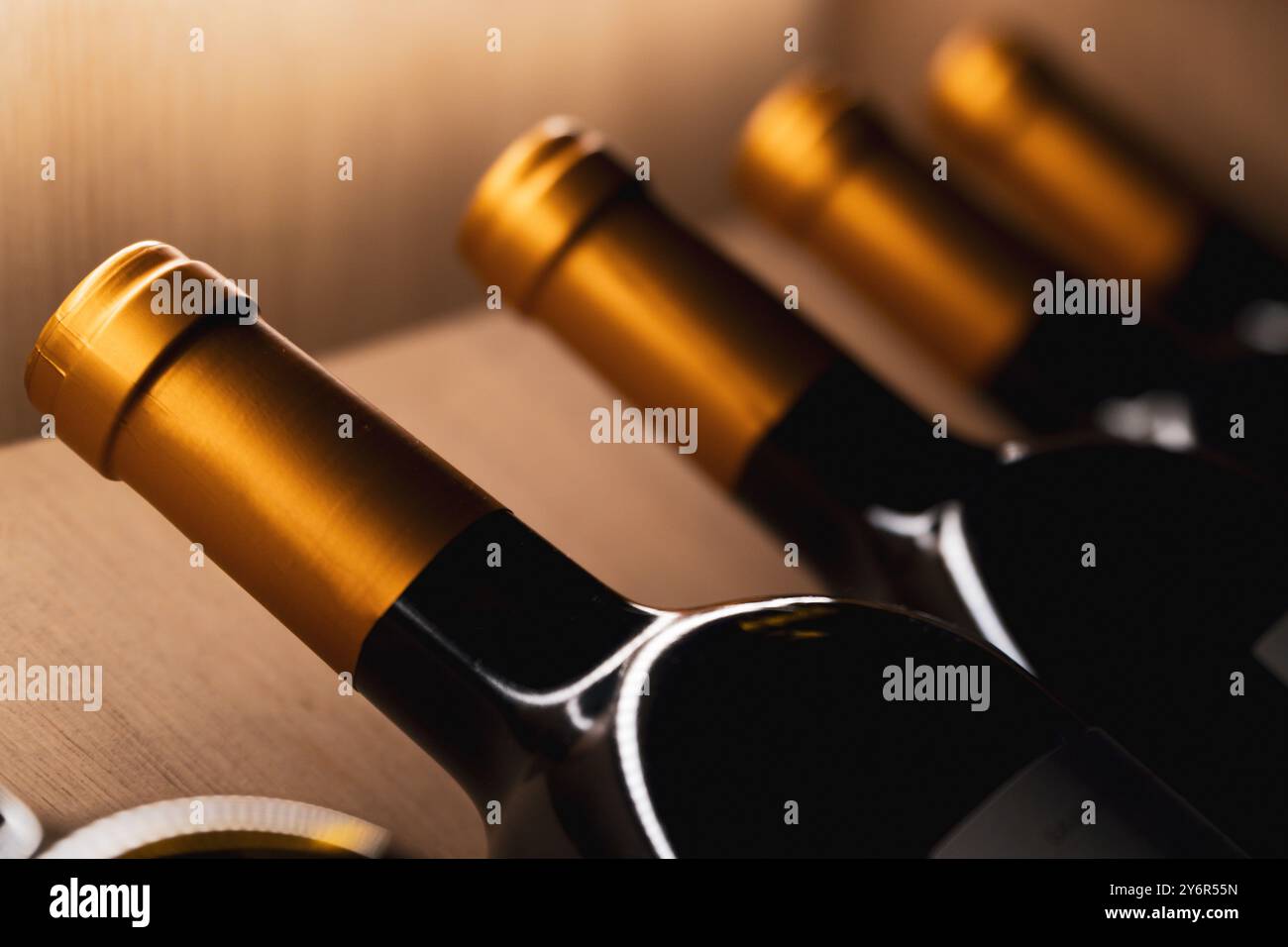 Élégantes bouteilles de vin français dorées illuminées sur un magasin de luxe cher Banque D'Images