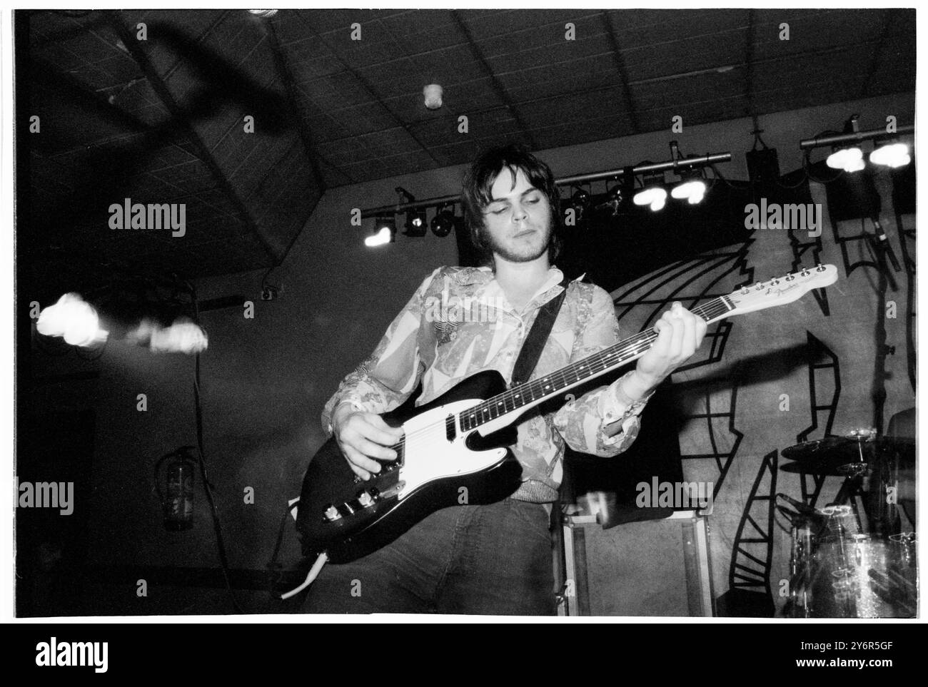 SUPERGRASS, YOUNG, EARLY TOURNÉE, 1995 : un très jeune gaz Coombes de Supergrass jouant un Fender Telecaster à l'Université de Glamorgan, Treforest, au pays de Galles, au Royaume-Uni lors de la première tournée britannique du groupe le 7 mars 1995. Photo : Rob Watkins. INFO : Supergrass, un groupe de rock britannique, a connu le succès au milieu des années 1990 avec leur mélange contagieux d'influences Britpop et punk. Des tubes comme « Alright » et des albums comme « I Should Coco » ont consolidé leur réputation de musique énergique et entraînante, contribuant à la scène musicale dynamique de l'époque. Banque D'Images