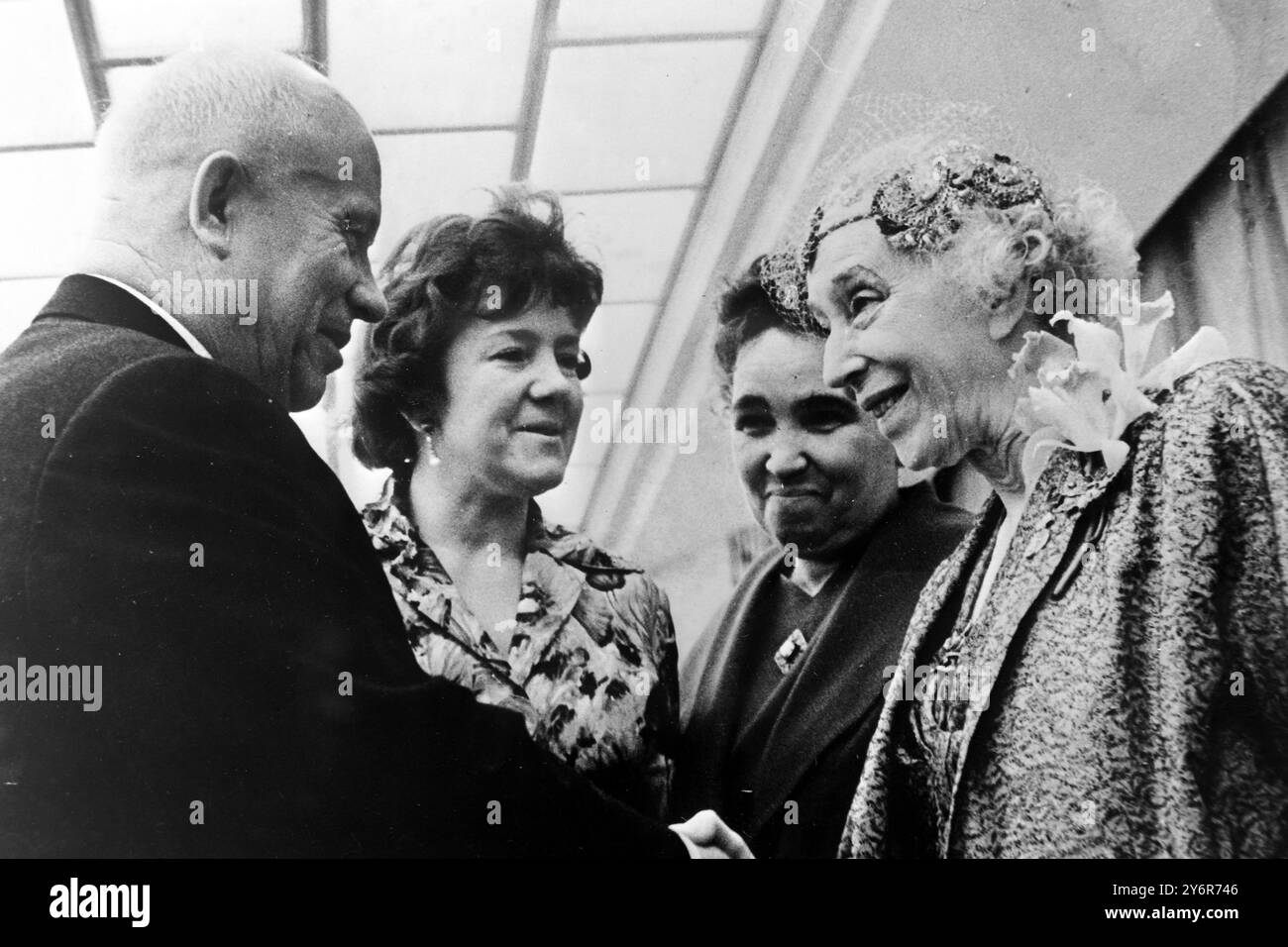 LE PREMIER MINISTRE SOVIÉTIQUE NIKITA KHROUCHTCHEV AVEC LA REINE ELISABETH DE BELGIQUE / ; 13 MAI 1962 Banque D'Images