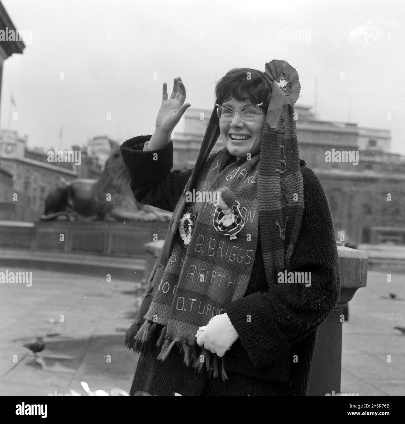 FANS DE RUGBY TRINITY SUPPORTERS TRAFALGAR SQUARE À LONDRES LE 12 MAI 1962 Banque D'Images