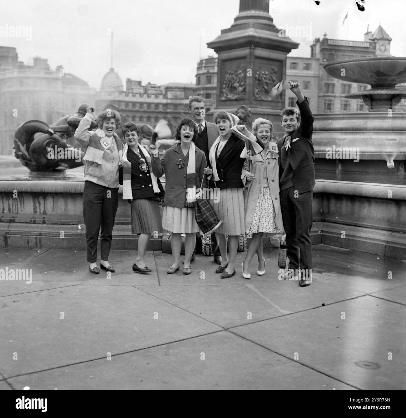 FANS DE RUGBY TRINITY SUPPORTERS TRAFALGAR SQUARE ; 12 MAI 1962 Banque D'Images