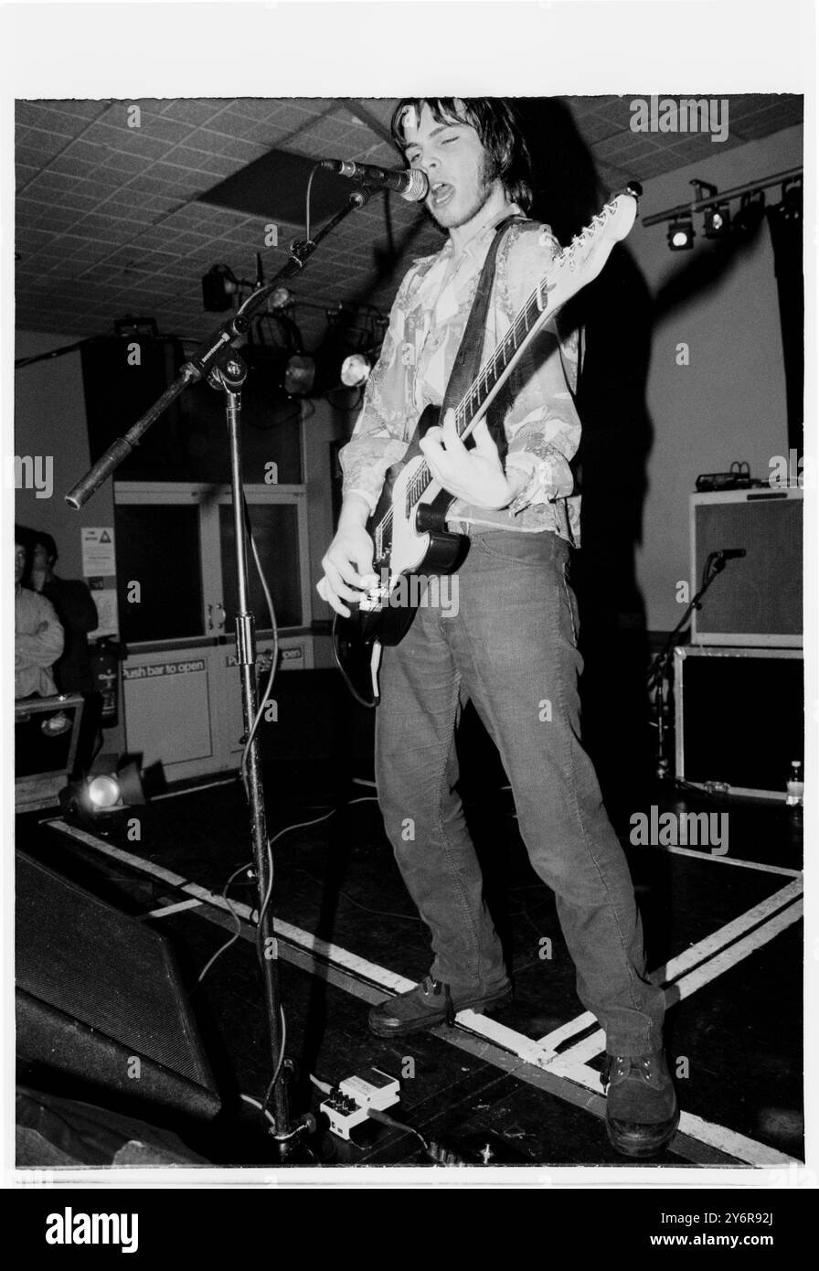 END OF THE NEGATIVE, SUPERGRASS, EARLY TOUR, 1995 : Note : cette image est la fin du négatif et la jointure de la bande passe par la tête de gaz Coombes de Supergrass jouant à l'Université de Glamorgan, Treforest, au Royaume-Uni lors de la première tournée britannique du groupe le 7 mars 1995. Photo : Rob Watkins. INFO : Supergrass, un groupe de rock britannique, a connu le succès au milieu des années 1990 avec leur mélange contagieux d'influences Britpop et punk. Des tubes comme « Alright » et des albums comme « I Should Coco » ont consolidé leur réputation de musique énergique et entraînante, contribuant à la scène musicale dynamique de l'époque. Banque D'Images