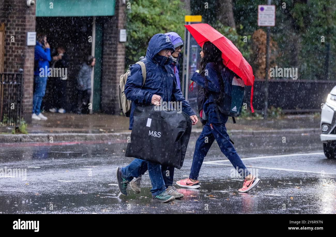 Pic montre : temps humide et venteux Londres sur le trajet de retour après des jours de fortes pluies 26.9.24 pic gavin rodgers/pixel8000 Banque D'Images