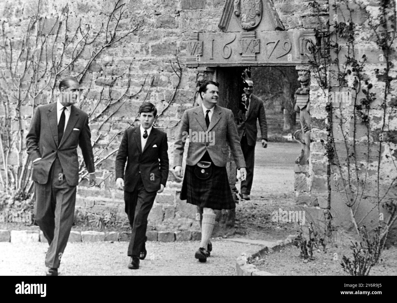 1 MAI 1962 ROBERT CHEW, LE DIRECTEUR DE L'ÉCOLE GORDONSTOUN REÇOIT SON NOUVEAU GARÇON, LE PRINCE CHARLES, ET SON ÉLÈVE EX, LE PRINCE PHILIP, DUC D'ÉDIMBOURG. GORDONSTOUN, ÉCOSSE. Banque D'Images