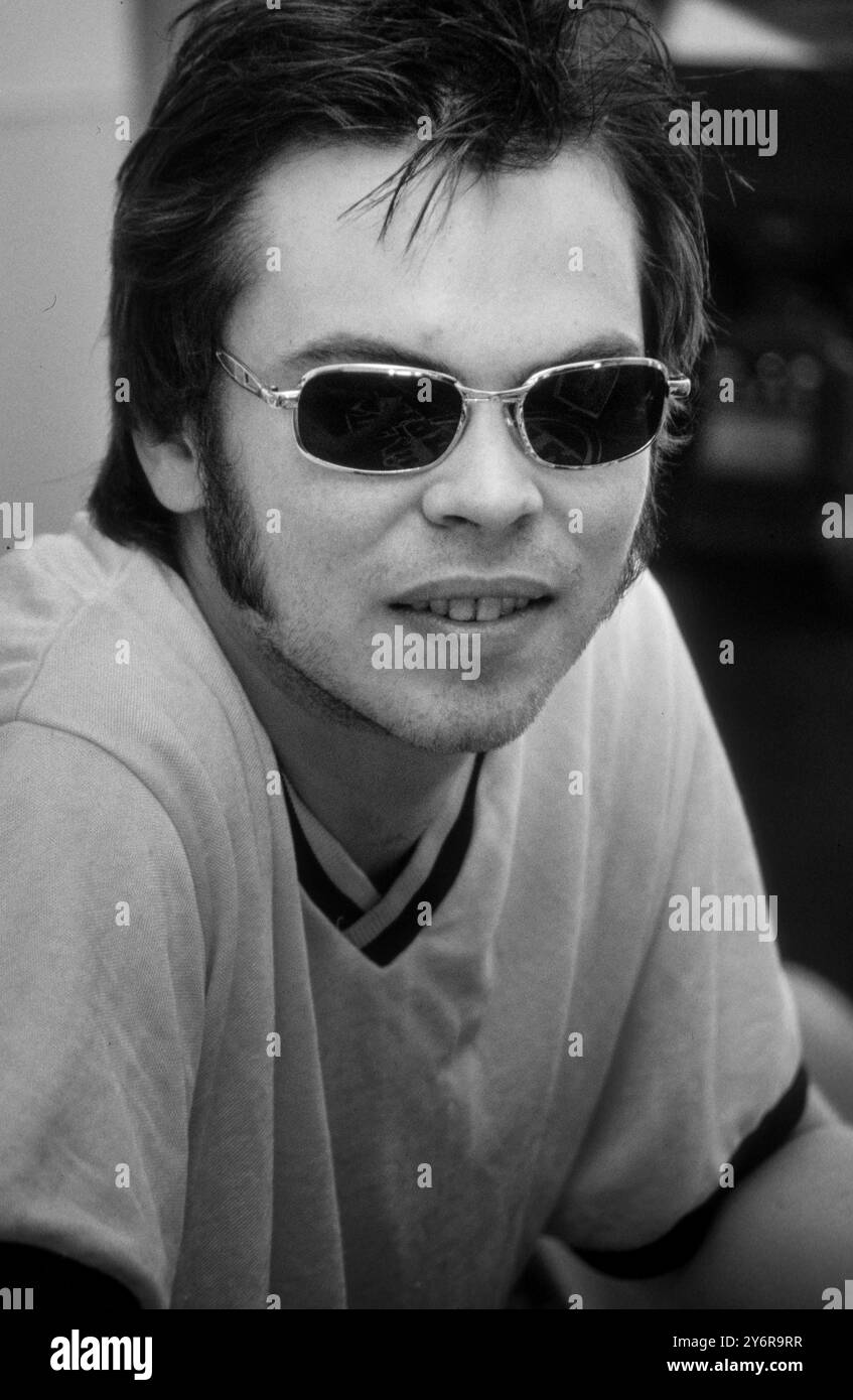 GAZ COOMBES, SUPERGRASS, PORTRAIT, BACKSTAGE, READING FESTIVAL 1998 : gaz Coombes de Supergrass jouant en direct au Reading Festival, Reading, Royaume-Uni le 29 août 1998. Photo : Rob Watkins. Photographie : Rob Watkins. INFO : Supergrass, un groupe de rock britannique, a connu le succès dans les années 1990 avec leur mélange contagieux d'influences Britpop et punk. Des tubes comme « Alright » et des albums comme « I Should Coco » ont consolidé leur réputation de musique énergique et entraînante, contribuant à la scène musicale dynamique de l'époque. Banque D'Images