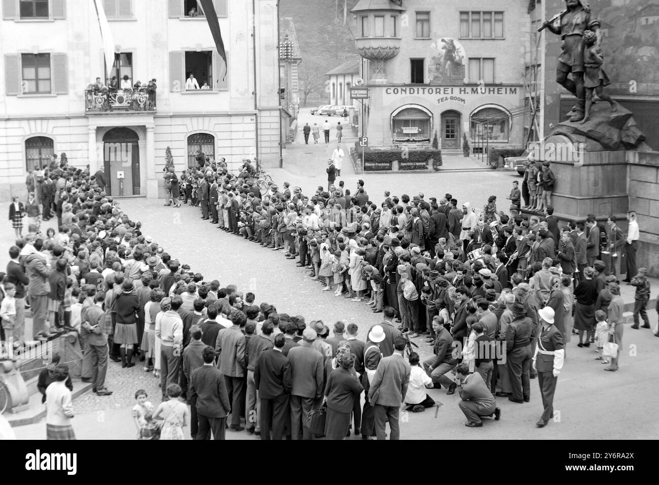 WILLIAM TALL TRANCHE UNE POMME EN SUISSE ; 29 AVRIL 1962 Banque D'Images