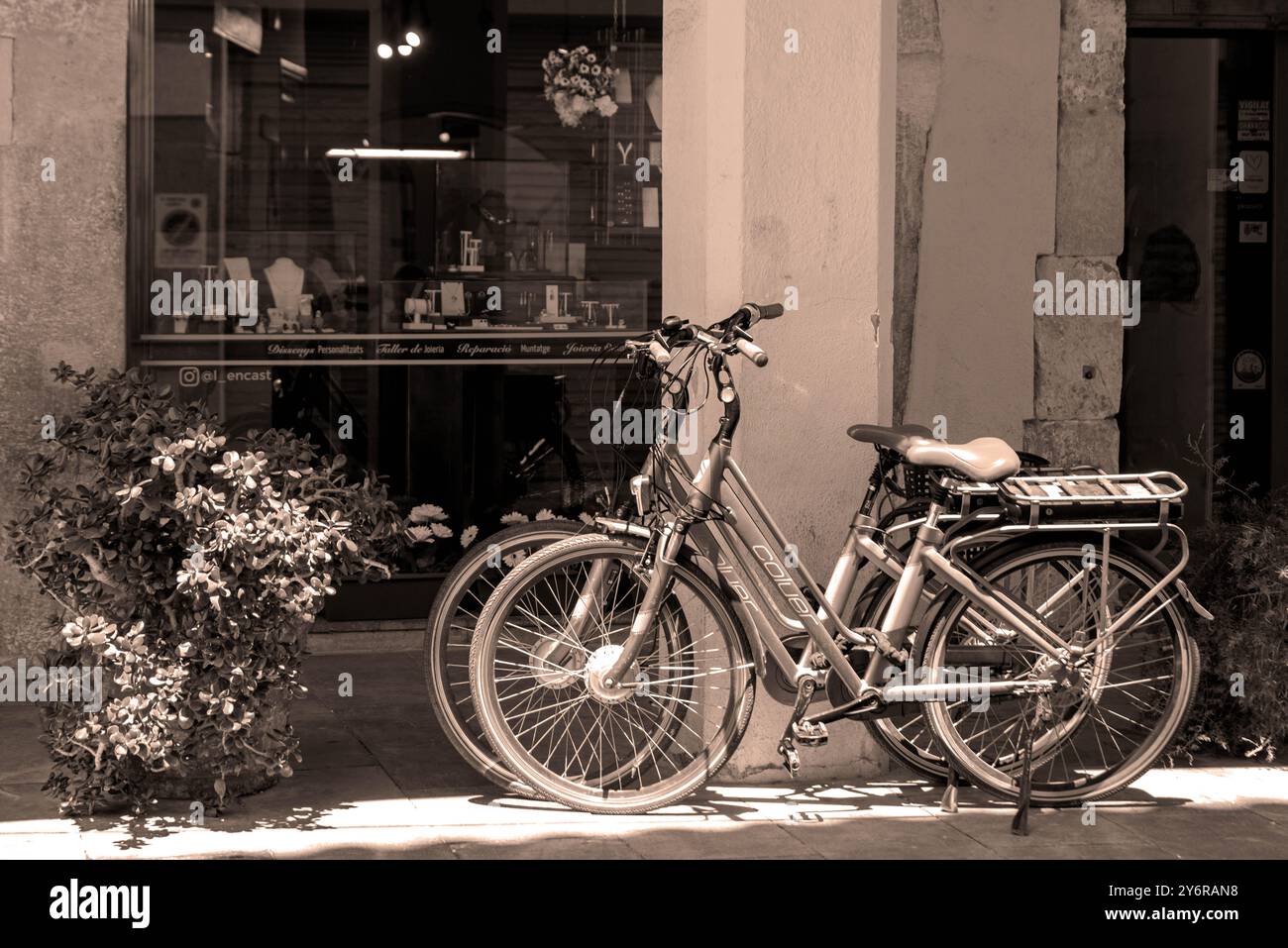 Deux vélos devant un magasin à Cambrils, Costa Dorada ; Espagne (photo en ton sépia) Banque D'Images