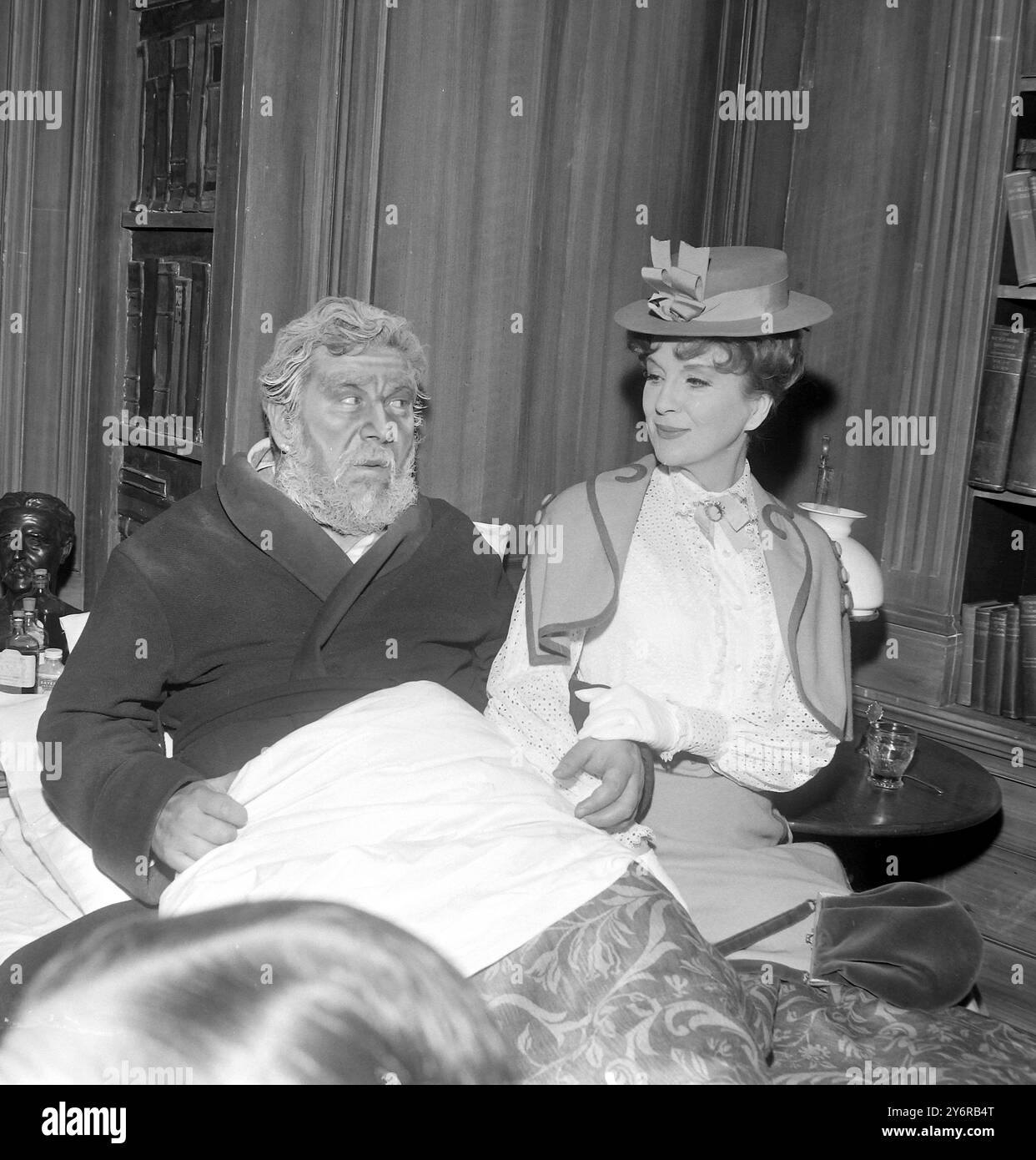 L'ACTRICE DIANA WYNYARD AVEC PETER USTINOV À LONDRES / ; 24 AVRIL 1962 Banque D'Images