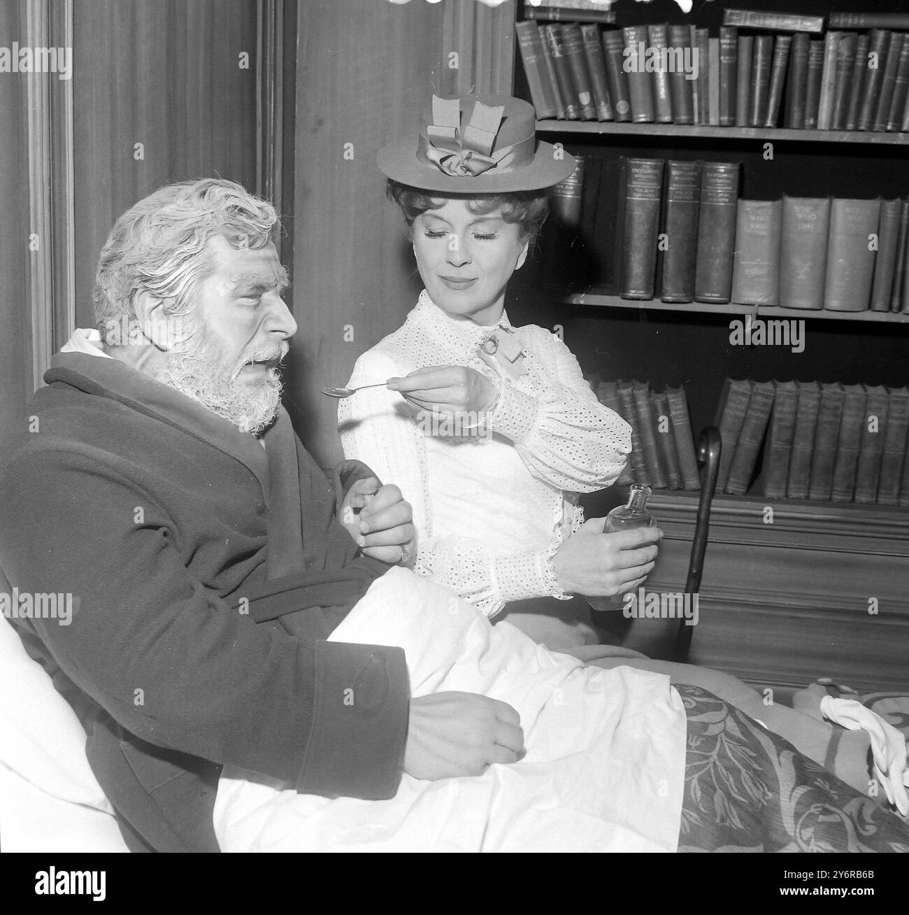 L'ACTRICE DIANA WYNYARD AVEC PETER USTINOV À LONDRES LE 24 AVRIL 1962 Banque D'Images