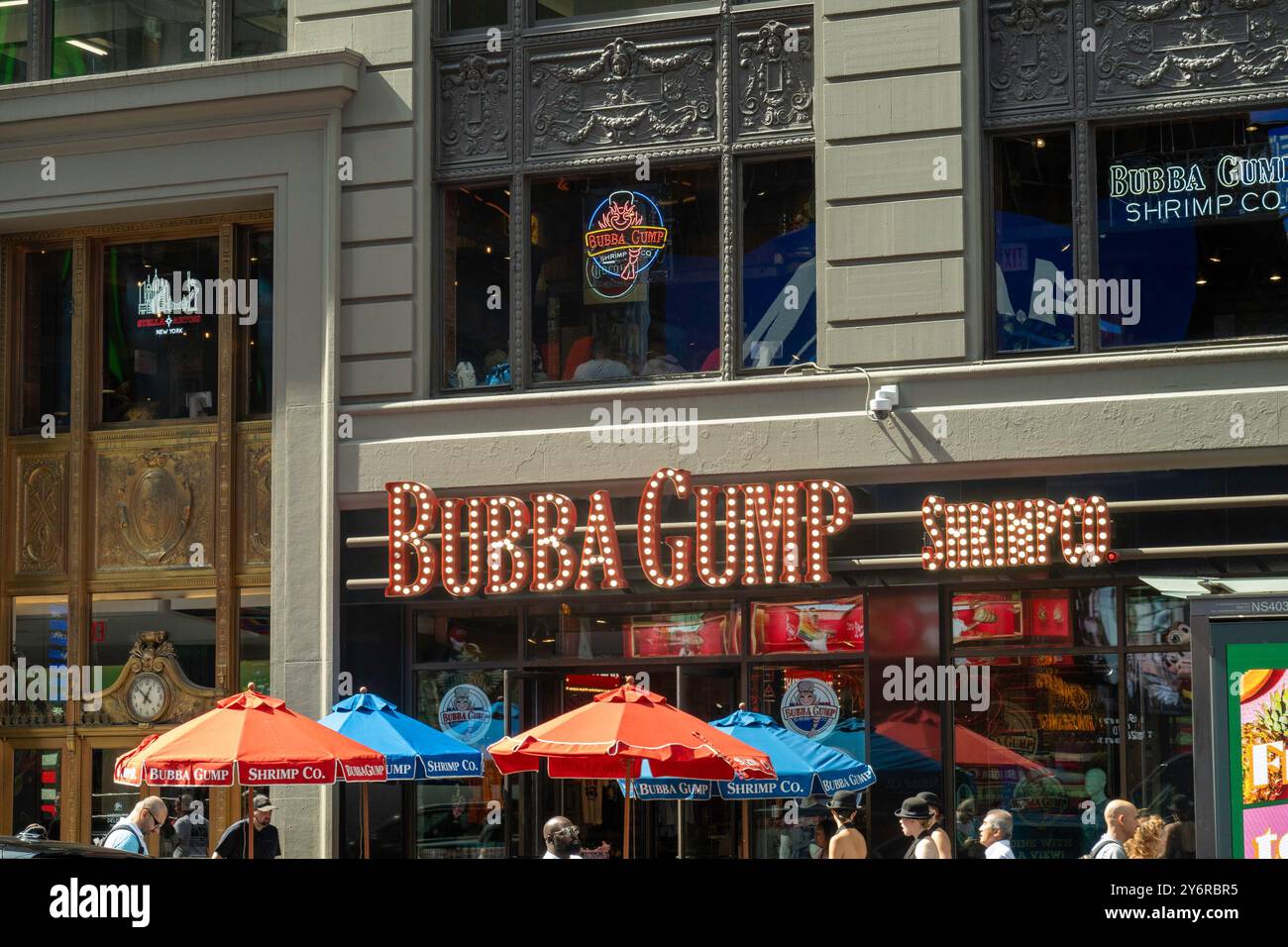 Bubba Gump Shrimp Company est un restaurant de fruits de mer familial situé à Times Square, 2024, New York City, États-Unis Banque D'Images